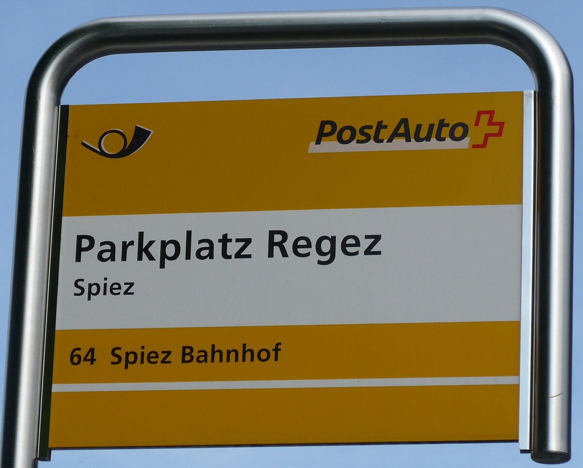 (154'435) - PostAuto-Haltestellenschild - Spiez, Parkplatz Regez - am 24. August 2014