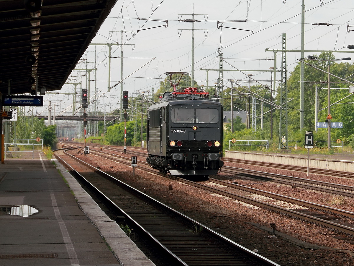 155 007-8 der Erfurter Bahnservice Gesellschaft mbH durchfährt den Bahnhof Berlin Schönefeld Flughafen am 11. Juli 2017.