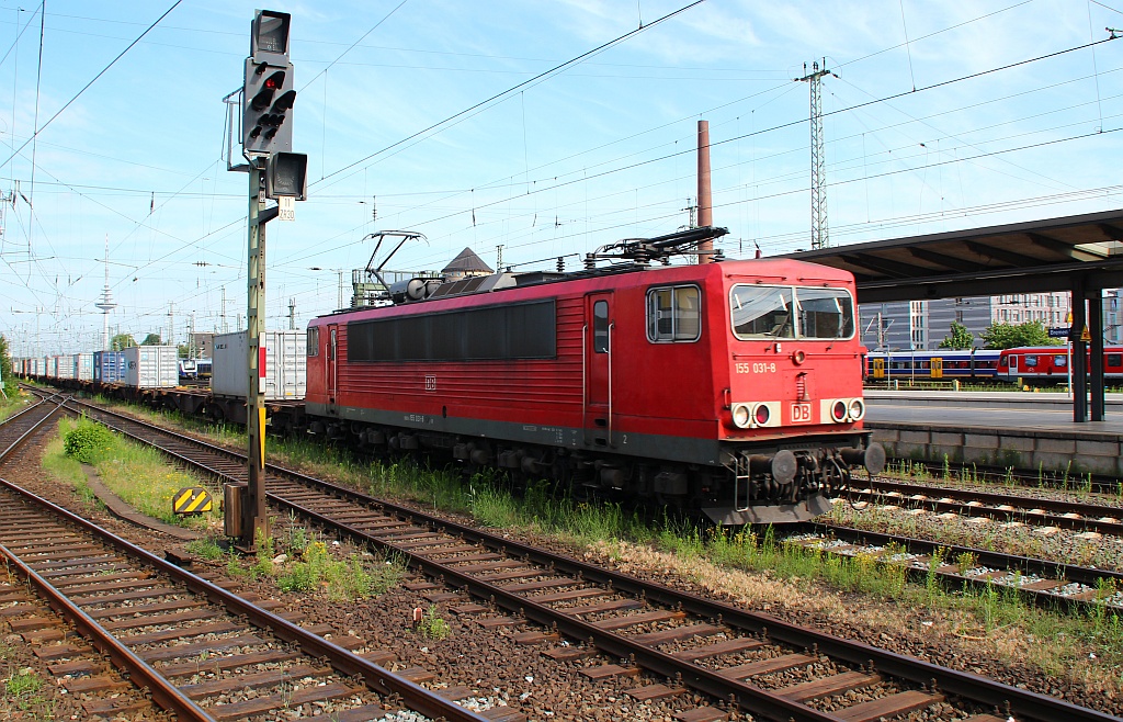 155 031-8 rauscht hier mit einem Containerzug durch den Bremer Hauptbahnhof. 30.06.12