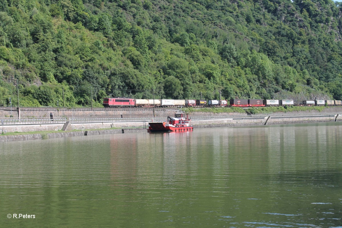 155 036-7 verlässt den Loreley Tunnel bei St. Goarshausen mit einem Wechselpritschenzug. 16.07.14