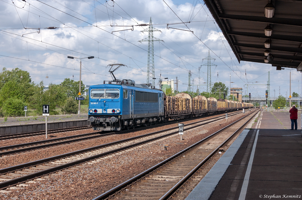 155 045-9 PRESS (155 238-9) mit einem Holzzug in Berlin-Schönefeld Flughafen und fuhr weiter in Richtung Glasower Damm weiter. 19.05.2015