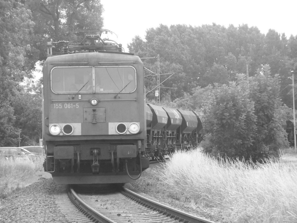 155 061-5 von Railpool mit einem Schotterzug in Delitzsch am 12.7.18