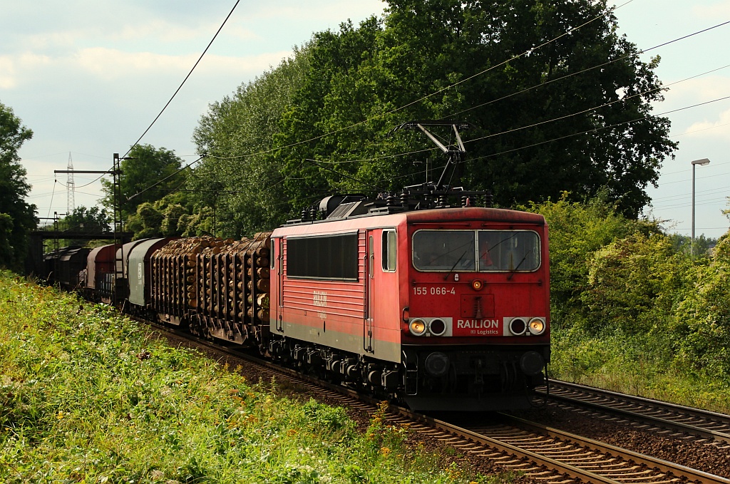 155 066-4 rauscht hier mit einem Mischer durch Ahlten, 01.09.2012.