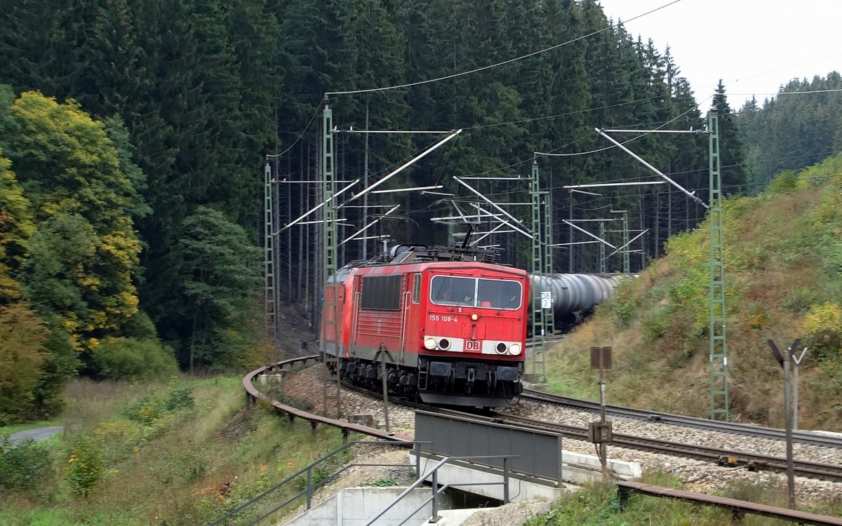 155-108 befördert einen Kesselwagenzug auf der Frankenwaldbahn Richtung Süden.
Aufgenommen bei Förtschendorf im Oktober 2015.