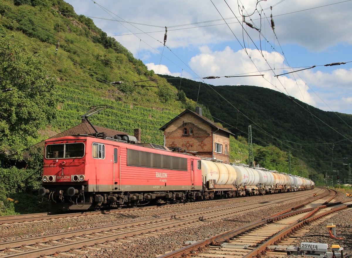 155 110-0 war am 21. August 2014 mit einem Kesselzug bei Kaub im Rheintal unterwegs.