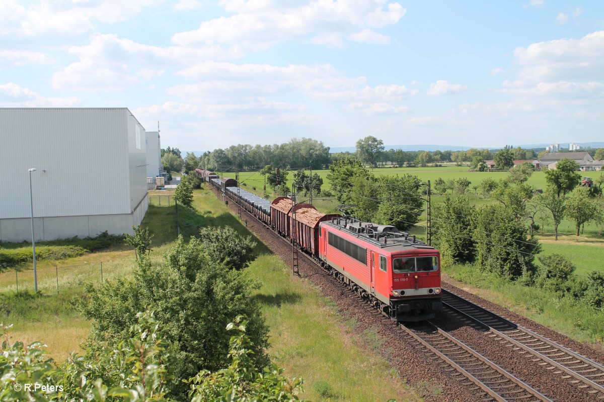 155 178-7 zieht einen langen Güterzug kurz vor Groß-Gerau. 20.05.15