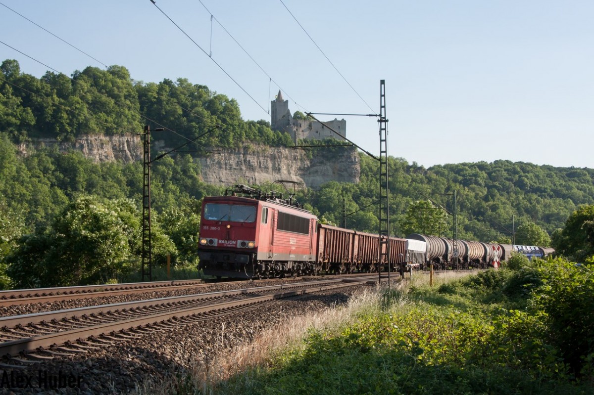 155 260 mit einem Gemischtem Güterzug bei Bad Kösen