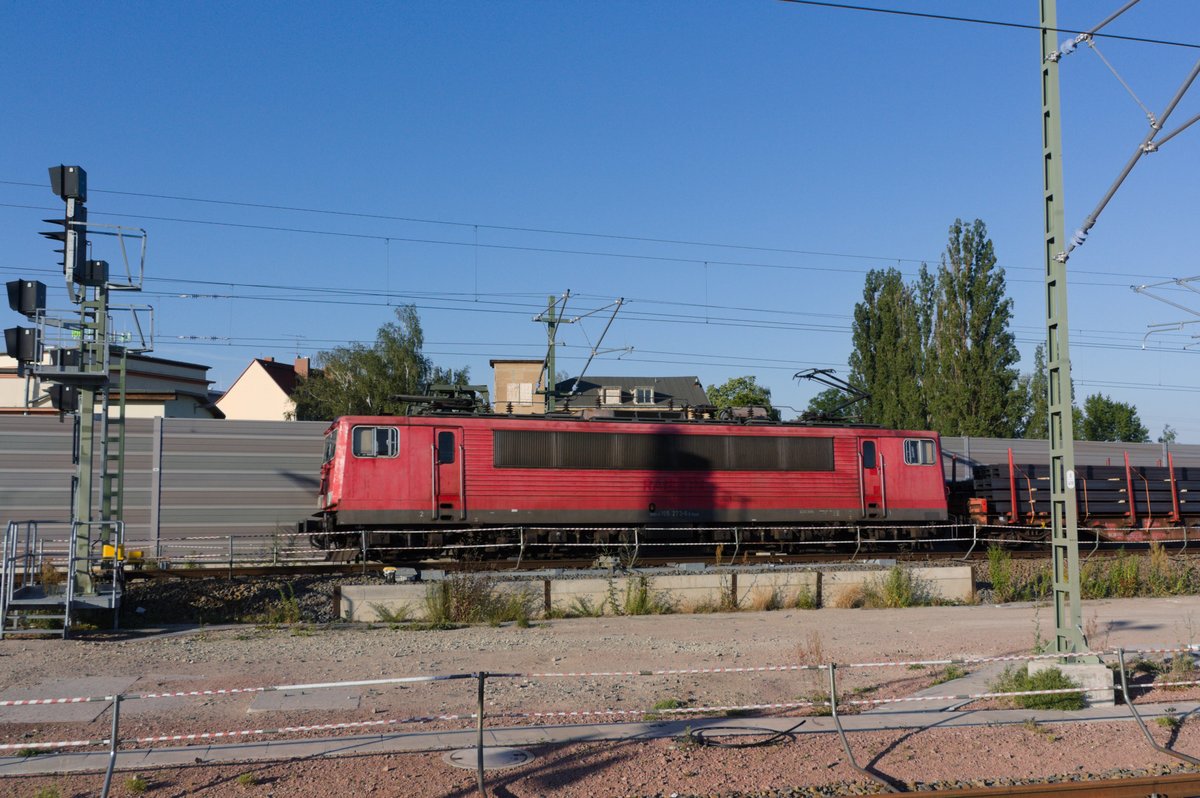 155 273 von Railpool bei der durchfahrt mit einen Gterzug am Bahnhof Halle (Saale) Hbf am 28.6.19