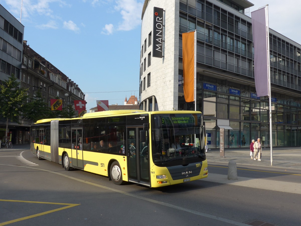 (155'460) - STI Thun - Nr. 141/BE 801'141 - MAN am 4. Oktober 2014 beim Bahnhof Thun