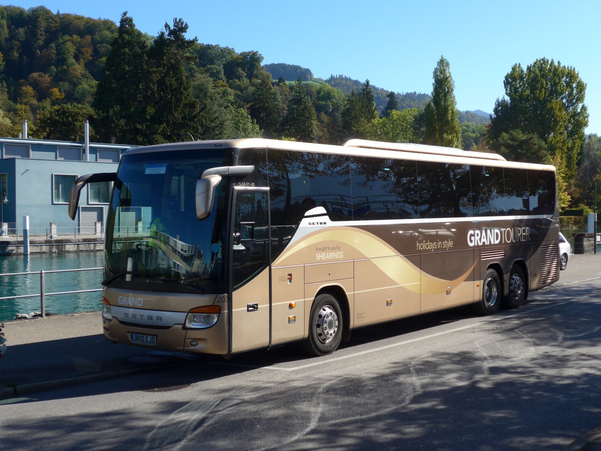 (155'575) - Aus England: Shearings, Wigan - Nr. 203/BK10 EJD - Setra am 9. Oktober 2014 bei der Schifflndte Thun