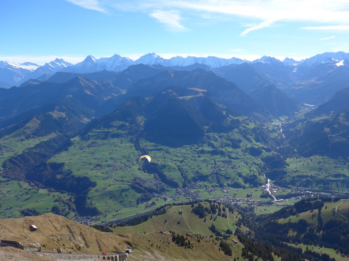 (155'803) - Gleitschirmflieger und Niesenbahn am 19. Oktober 2014 unterhalb vom Niesengipfel