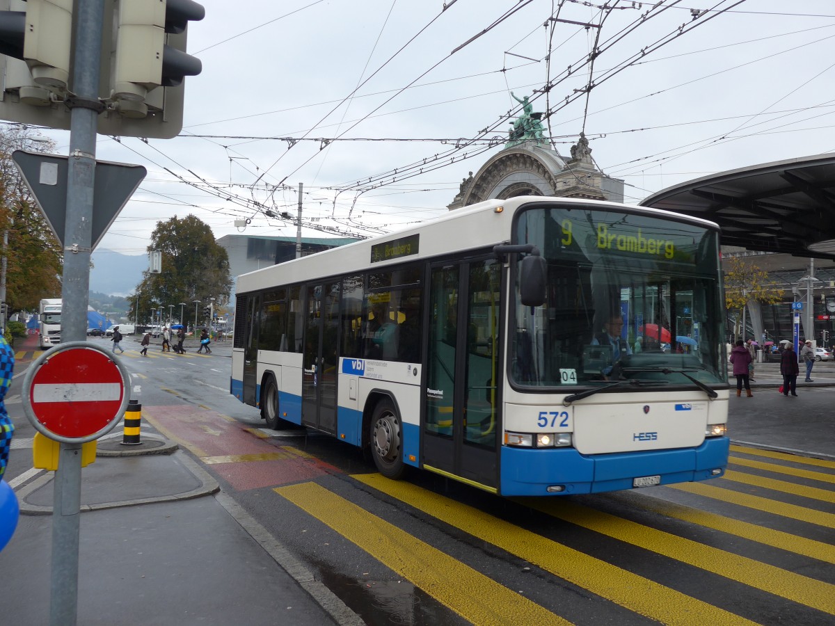 (156'009) - VBL Luzern - Nr. 572/LU 202'670 - Scania/Hess am 25. Oktober 2014 beim Bahnhof Luzern