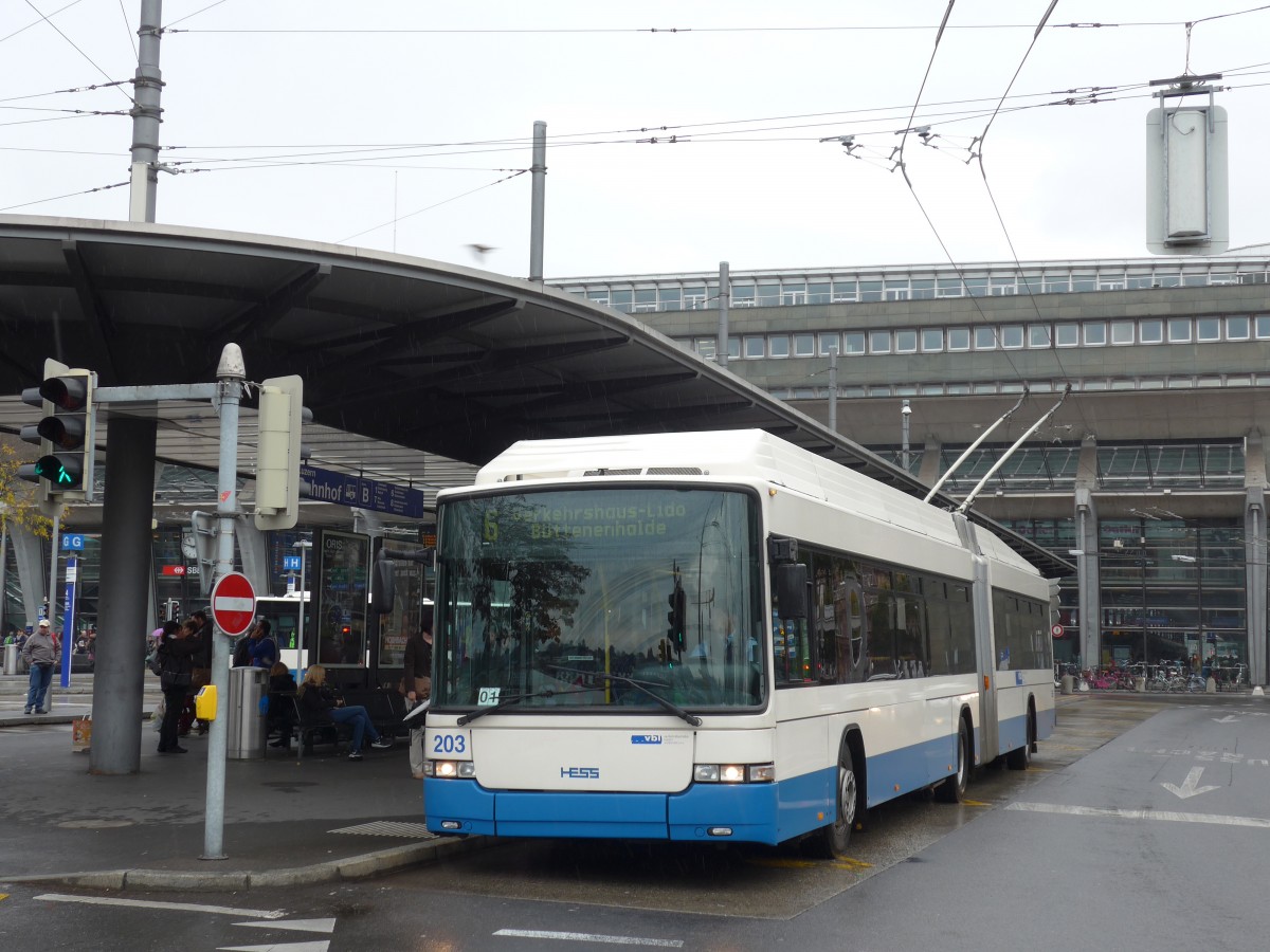 (156'010) - VBL Luzern - Nr. 203 - Hess/Hess Gelenktrolleybus am 25. Oktober 2014 beim Bahnhof Luzern