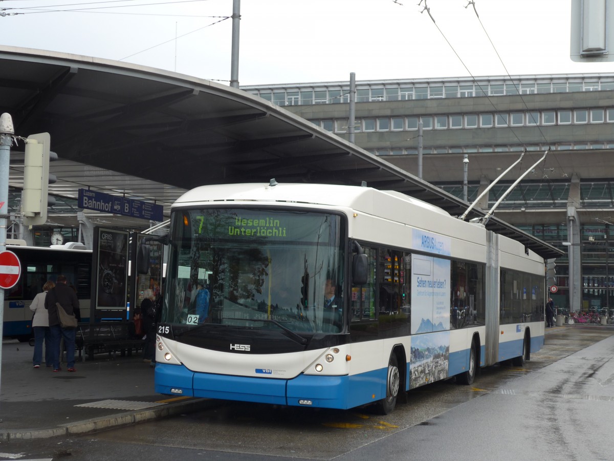 (156'063) - VBL Luzern - Nr. 215 - Hess/Hess Gelenktrolleybus am 25. Oktober 2014 beim Bahnhof Luzern