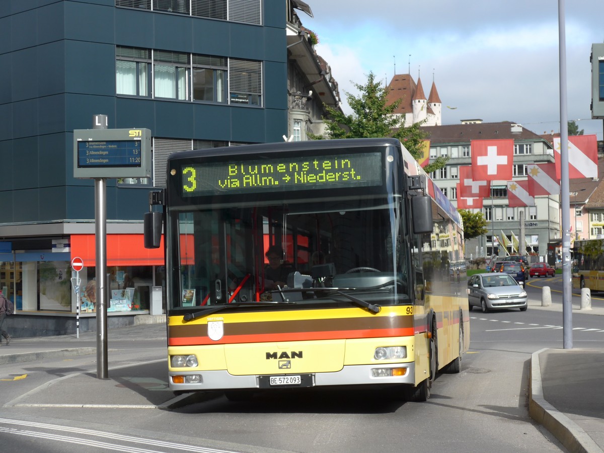 (156'137) - STI Thun - Nr. 93/BE 572'093 - MAN am 27. Oktober 2014 beim Bahnhof Thun