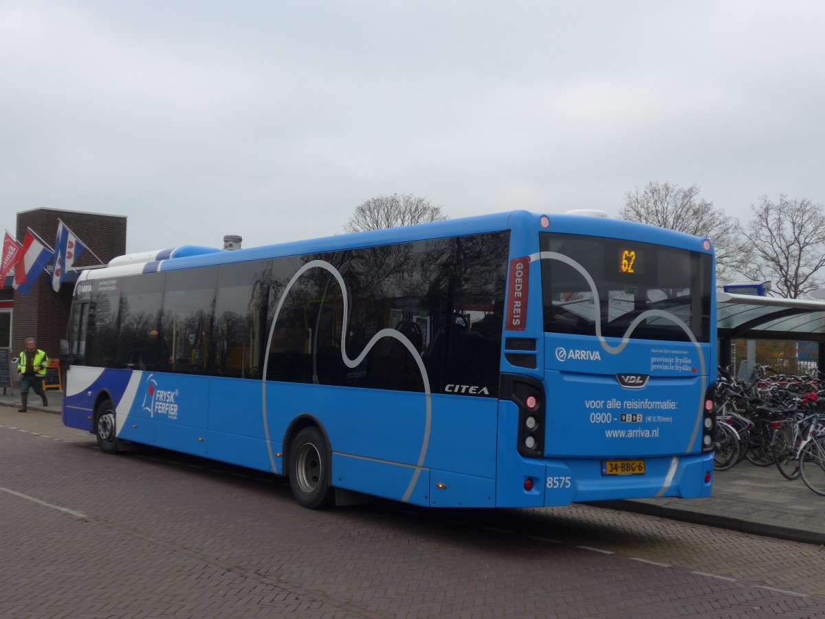 (156'753) - ARRIVA - Nr. 8575/34-BBG-6 - VDL am 19. November 2014 beim Bahnhof Buitenpost