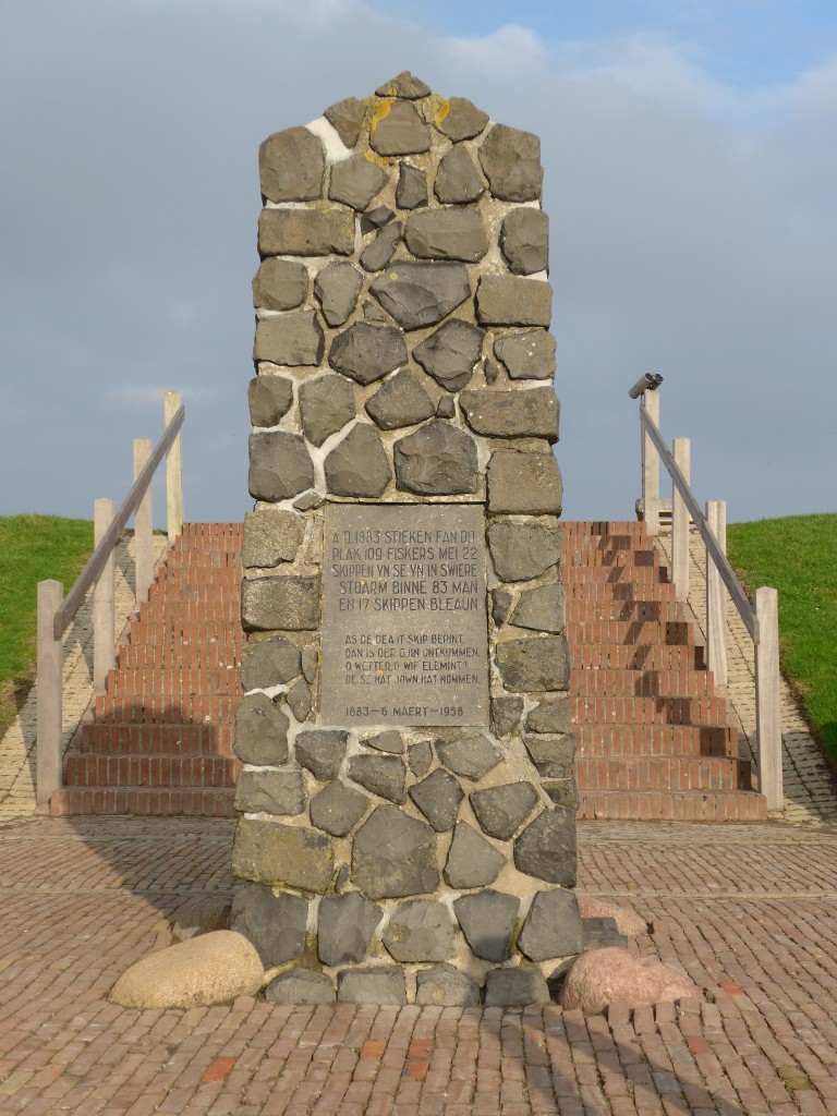 (156'829) - Gedenkst�tte f�r verunfallte Seeleute am 19. November 2014 in Moddergat