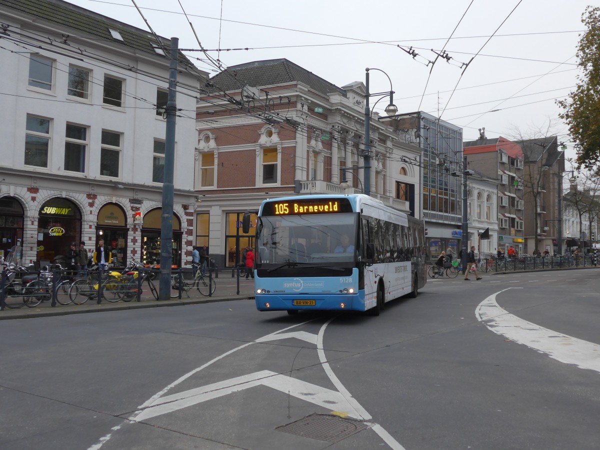 (157'023) - Syntus - Nr. 5128/BX-VN-21 - VDL Berkhof am 20. November 2014 in Arnhem, Willemsplein