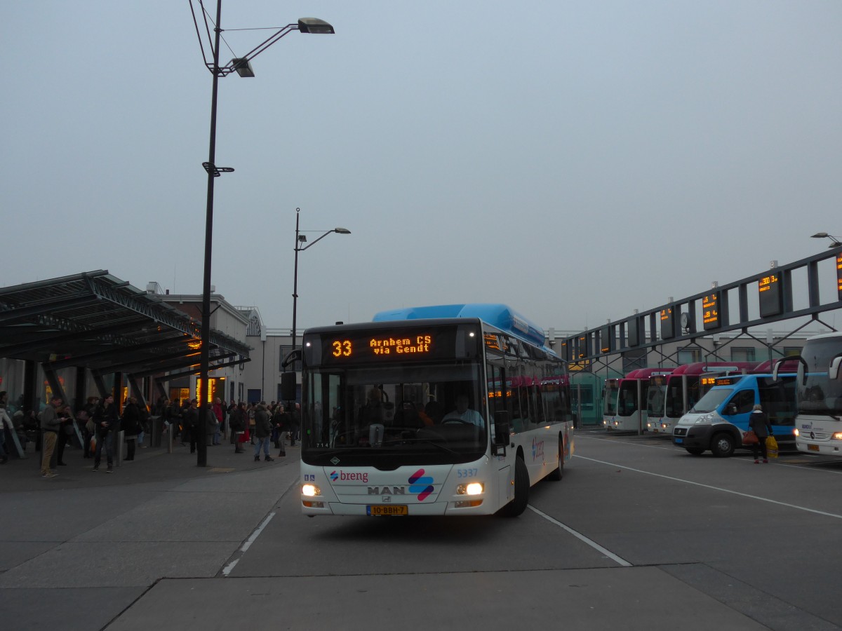 (157'100) - Breng, Ijsselmuiden - Nr. 5337/10-BBH-7 - MAN am 20. November 2014 beim Bahnhof Nijmegen