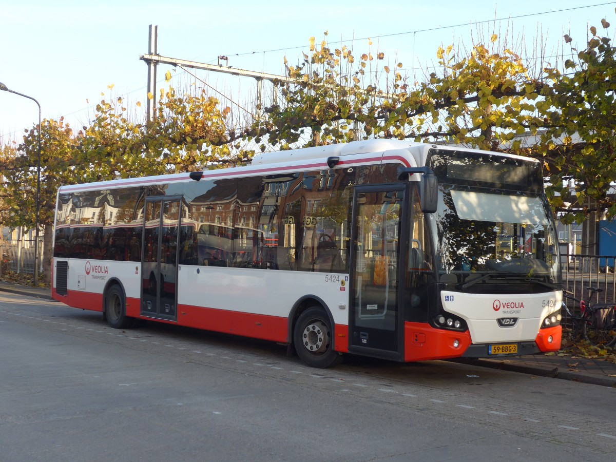 (157'119) - VEOLIA - Nr. 5424/59-BBG-3 - VDL am 21. November 2014 beim Bahnhof Maastricht