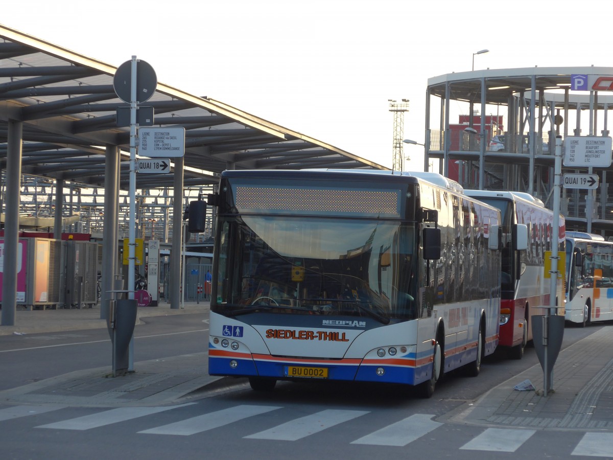 (157'403) - Siedler-Thill, Ttange - BU 0002 - Neoplan am 22. November 2014 beim Bahnhof Luxembourg