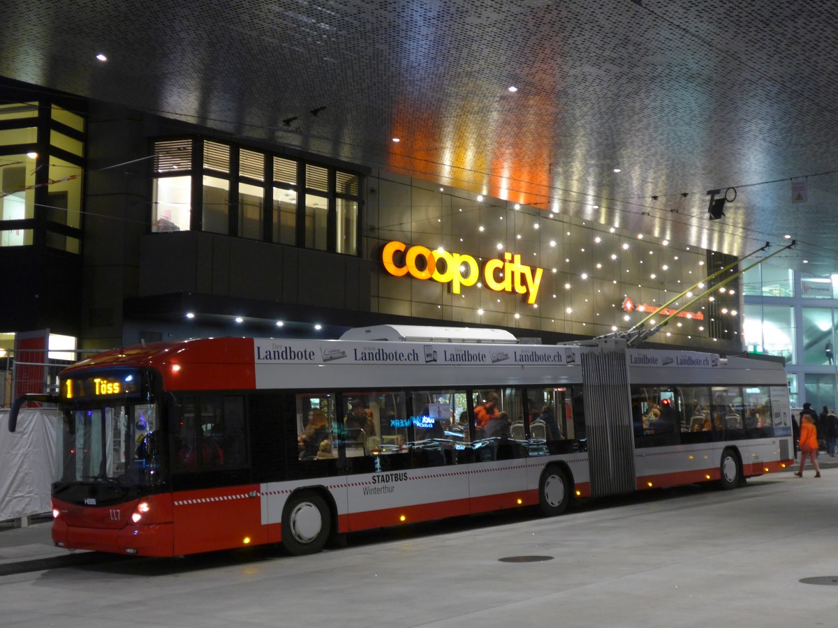 (157'569) - SW Winterthur - Nr. 117 - Hess/Hess Gelenktrolleybus am 26. November 2014 beim Hauptbahnhof Winterthur