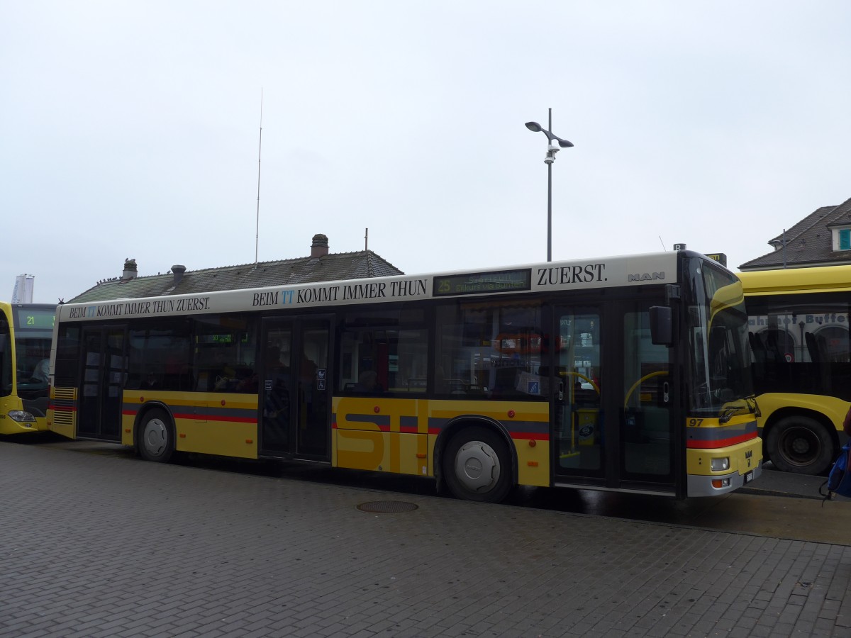 (157'709) - STI Thun - Nr. 97/BE 577'097 - MAN am 8. Dezember 2014 beim Bahnhof Thun