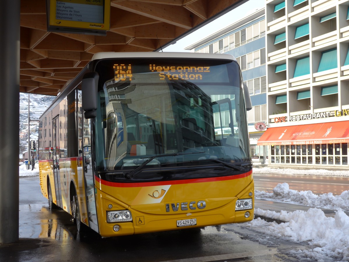 (158'009) - PostAuto Wallis - Nr. 1/VS 429'257 - Iveco am 28. Dezember 2014 beim Bahnhof Sion