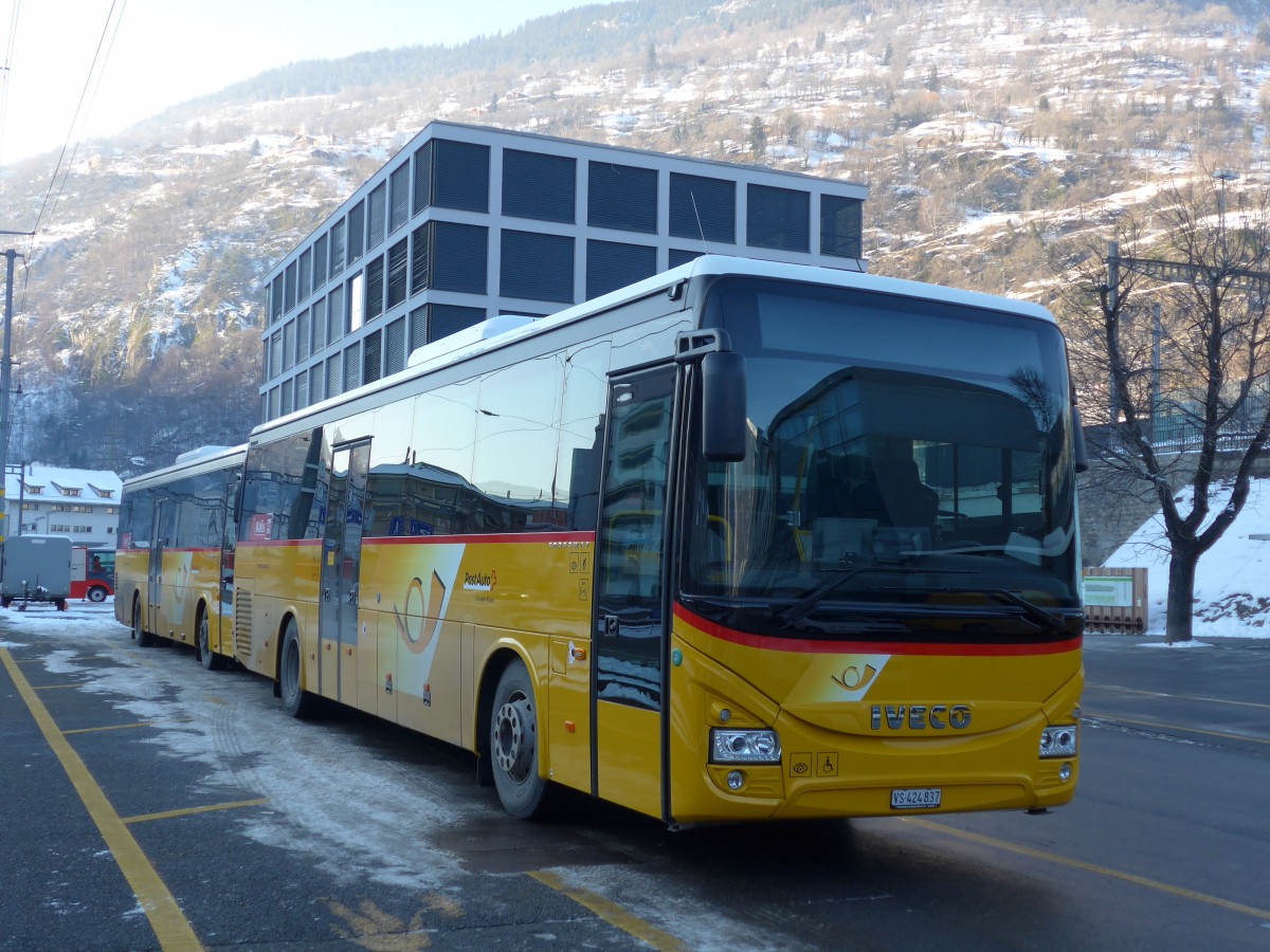 (158'103) - PostAuto Wallis - VS 424'837 - Iveco am 1. Januar 2015 beim Bahnhof Brig