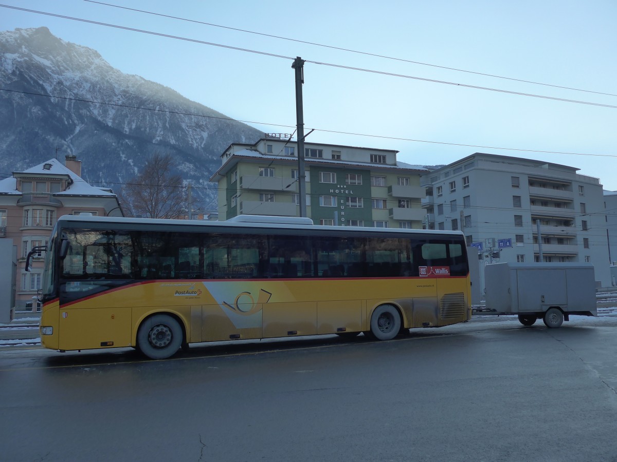 (158'104) - PostAuto Wallis - VS 407'396 - Irisbus am 1. Januar 2015 beim Bahnhof Brig