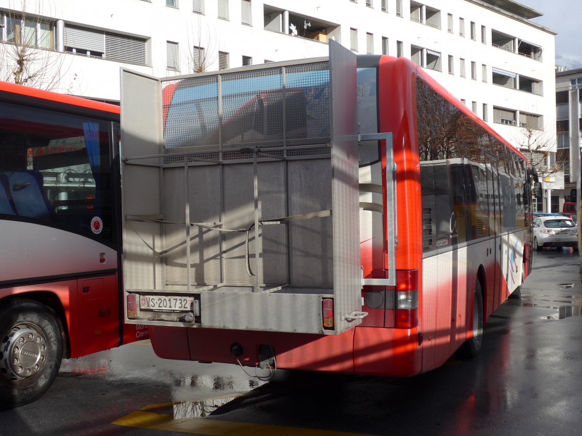 (158'182) - SMC Montana - Nr. 32/VS 201'732 - MAN am 4. Januar 2015 beim Bahnhof Sierre