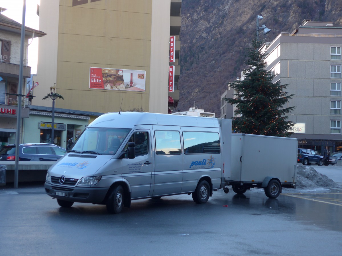 (158'222) - Pauli, Saas-Grund - VS 332 - Mercedes am 4. Januar 2015 beim Bahnhof Visp