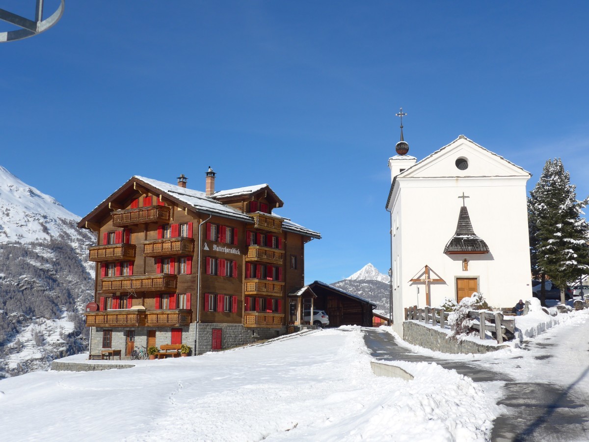 (158'428) - Chalet Matterhornblick und Kapelle in Gr�chen am 18. Januar 2015
