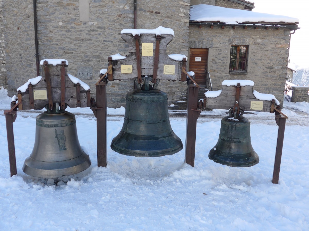 (158'784) - Drei alte Glocken am 15. Februar 2015 bei der Kirche Gr�chen