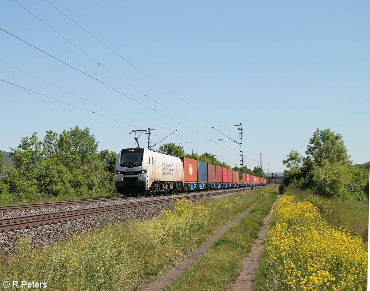 159 214-6 zieht ein Containerzug bei Thüngersheim. 02.06.21