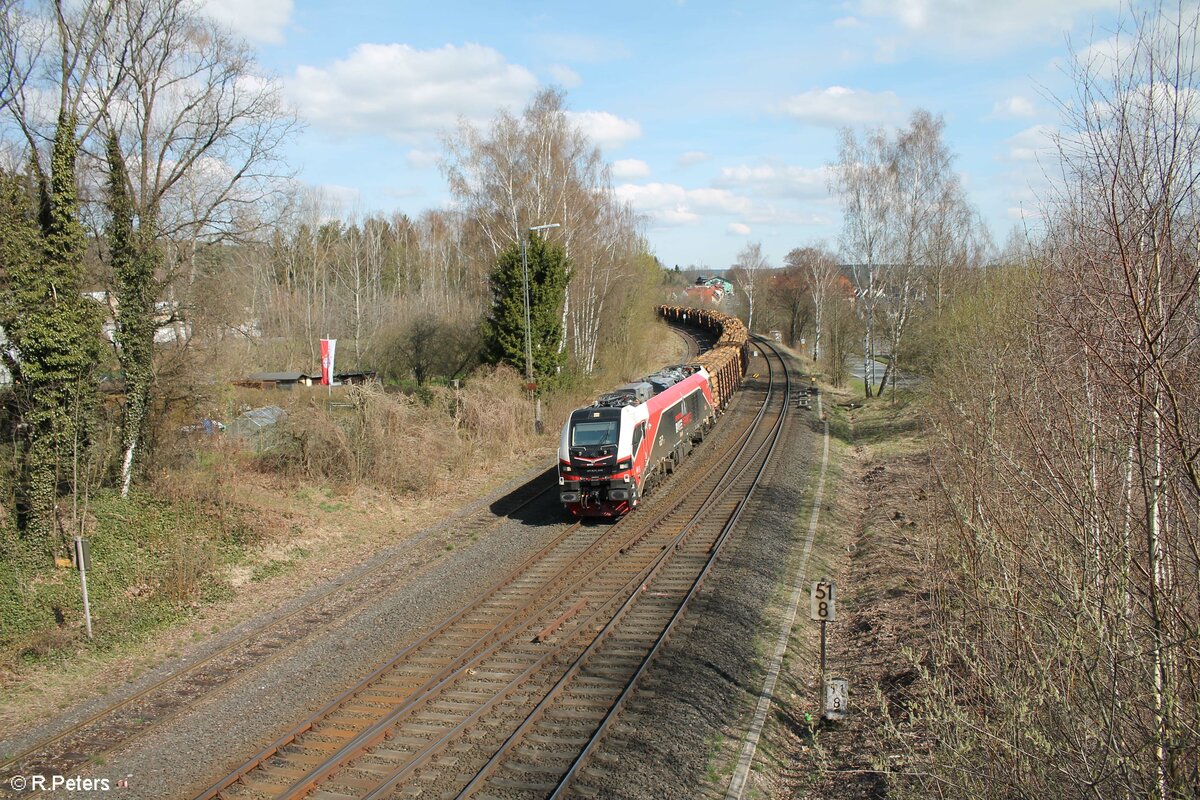 159 227 mit Holzzug nach Cheb bei der Einfahrt in Marktredwitz. 18.04.22
