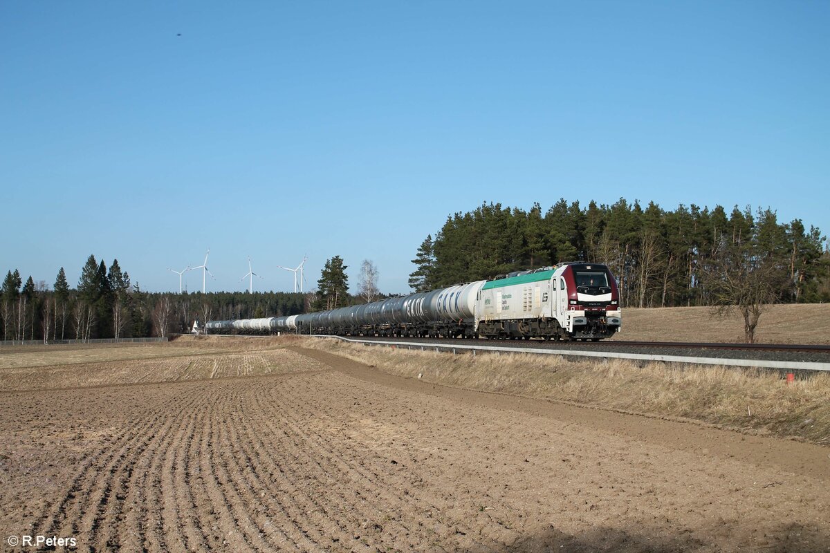 159 228 mit einem Kesselzug Bitterfeld - Neustadt/Donau bei Marktleuthen. 27.03.22