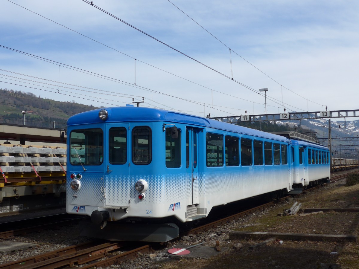 (159'265) - Rigi-Bahn-Triebwagen - Nr. 24 - am 17. M�rz 2015 im Bahnhof Arth-Goldau