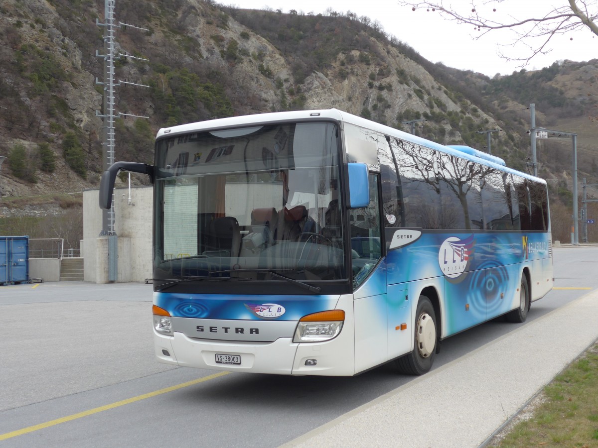 (159'591) - LLB Susten - Nr. 3/VS 38'003 - Setra am 2. April 2015 in Leuk, Garage