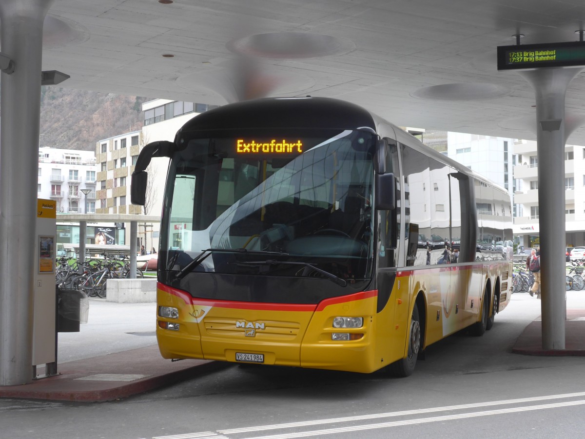 (159'619) - PostAuto Wallis - VS 241'984 - MAN am 2. April 2015 beim Bahnhof Visp