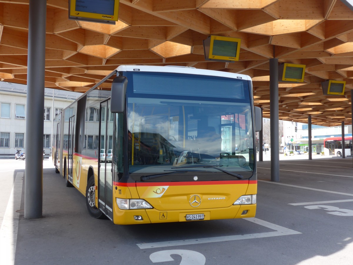 (159'664) - PostAuto Wallis - Nr. 11/VS 241'997 - Mercedes am 5. April 2015 beim Bahnhof Sion