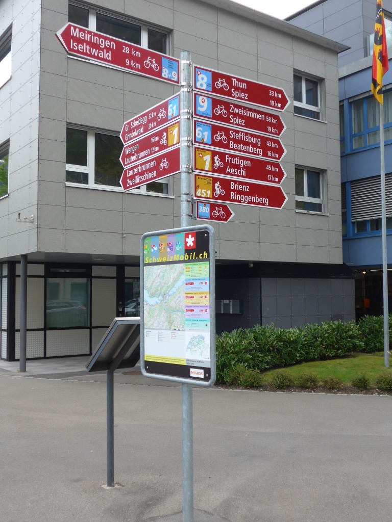 (160'054) - Velowegweiser am 26. April 2015 beim Bahnhof Interlaken Ost