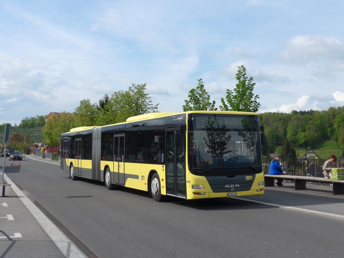 (160'144) - STI Thun - Nr. 145/BE 801'145 - MAN am 26. April 2015 beim Bahnhof Spiez