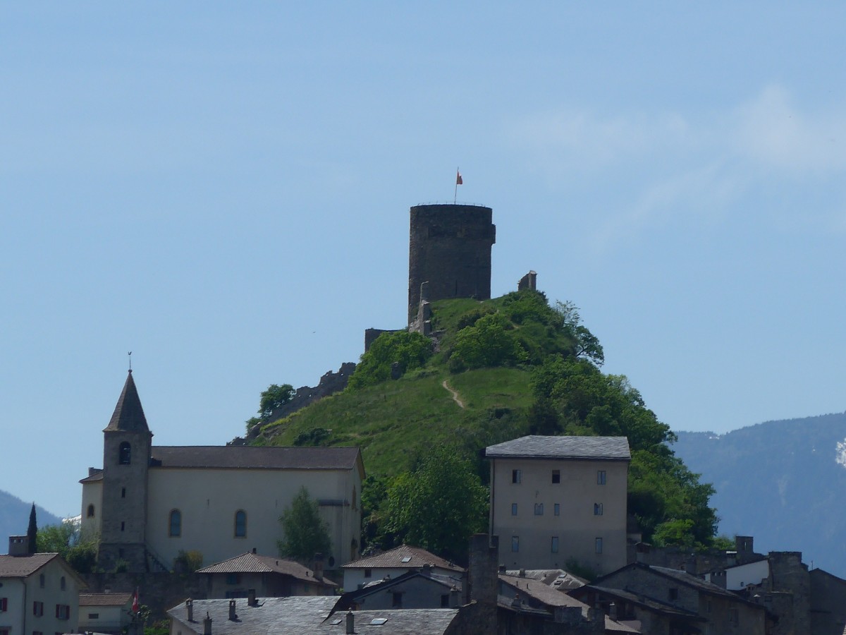 (160'437) - Das Schloss von Saillon am 10. Mai 2015