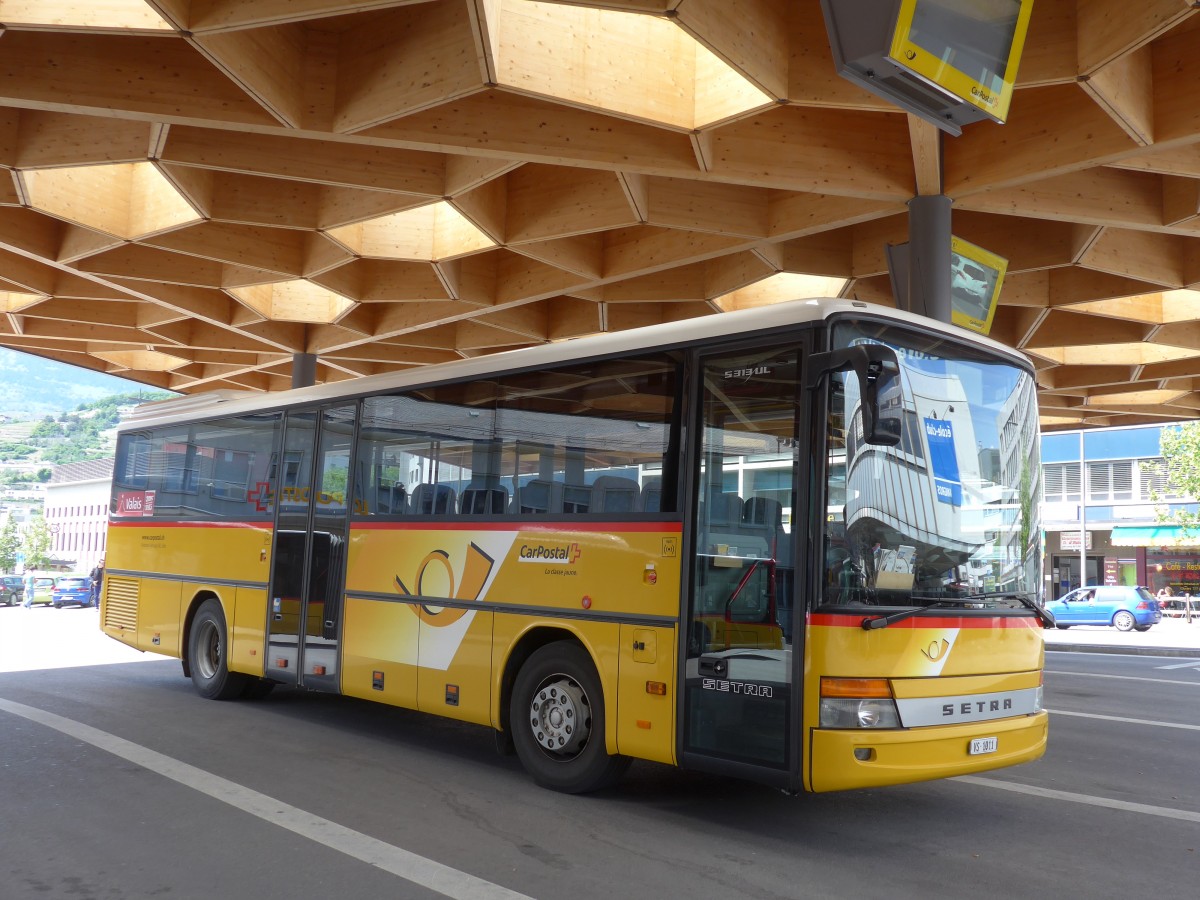 (160'444) - Evquoz, Erde - VS 1011 - Setra am 10. Mai 2015 beim Bahnhof Sion