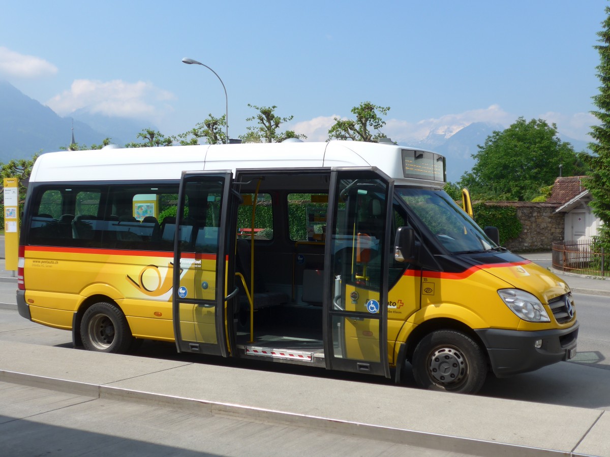 (160'920) - Dillier, Sarnen - Nr. 15/OW 10'004 - Mercedes am 24. Mai 2015 beim Bahnhof Sarnen