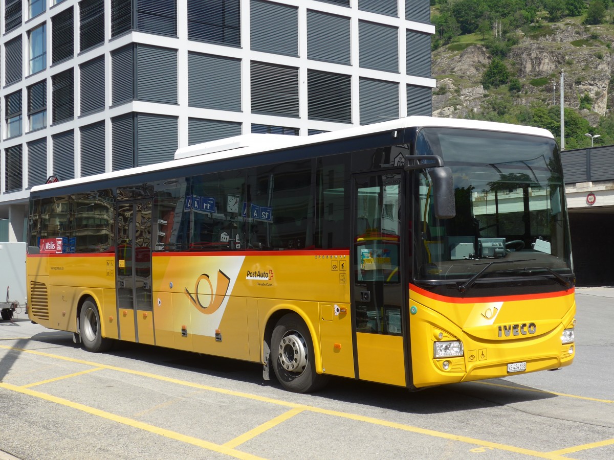 (161'092) - PostAuto Wallis - VS 424'838 - Iveco am 27. Mai 2015 beim Bahnhof Brig