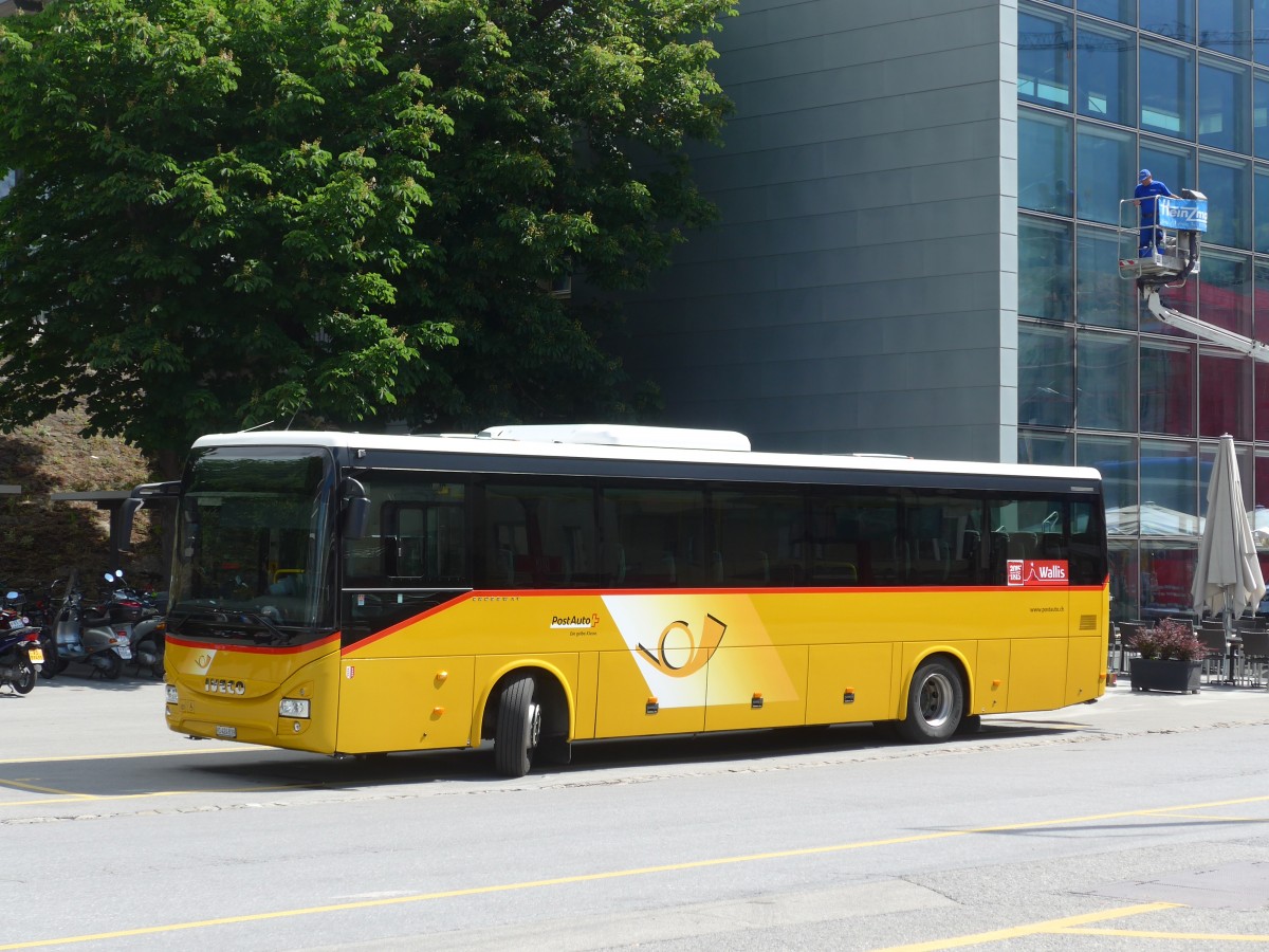 (161'093) - PostAuto Wallis - VS 424'839 - Iveco am 27. Mai 2015 beim Bahnhof Brig