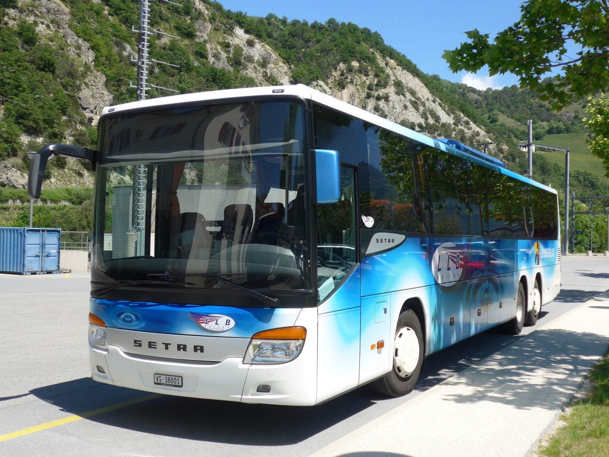 (161'141) - LLB Susten - Nr. 1/VS 38'001 - Setra am 27. Mai 2015 in Leuk, Garage