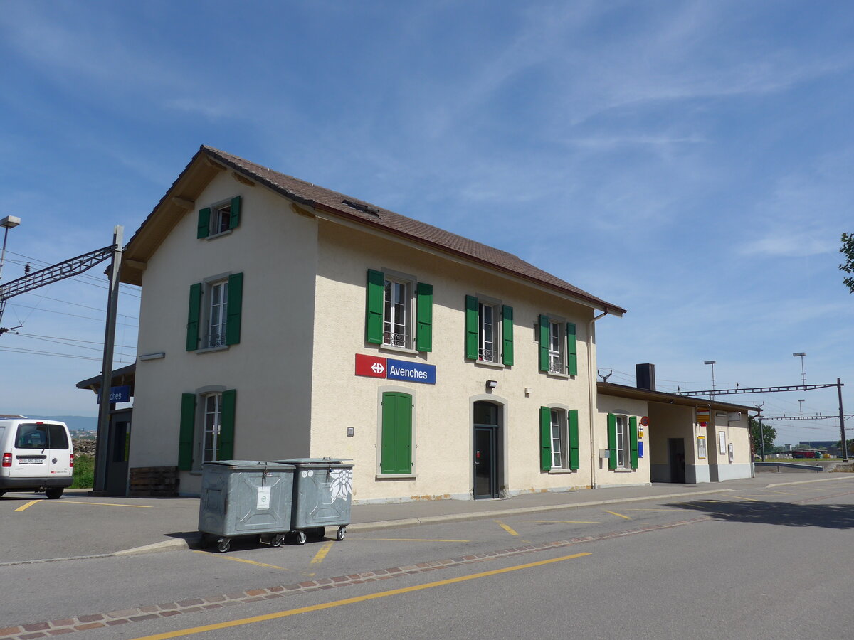 (161'258) - Aventibus/PostAuto/TPF-Haltestellen am 28. Mai 2015 beim Bahnhof Avenches